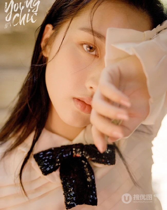 女生邓恩熙游园写真，邓恩熙户外游园洋气YOUNGCHIC杂志写真