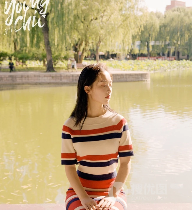 女生邓恩熙游园写真，邓恩熙户外游园洋气YOUNGCHIC杂志写真