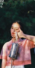 女生邓恩熙游园写真，邓恩熙户外游园洋气YOUNGCHIC杂志写真