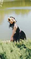 女生邓恩熙游园写真，邓恩熙户外游园洋气YOUNGCHIC杂志写真