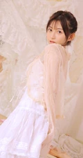 小印花肩带裙可爱清新马尾辫少女早纪室内写真图片
