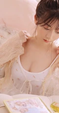 小印花肩带裙可爱清新马尾辫少女早纪室内写真图片