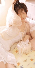 小印花肩带裙可爱清新马尾辫少女早纪室内写真图片