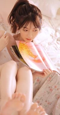 小印花肩带裙可爱清新马尾辫少女早纪室内写真图片