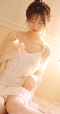 小印花肩带裙可爱清新马尾辫少女早纪室内写真图片