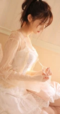 小印花肩带裙可爱清新马尾辫少女早纪室内写真图片