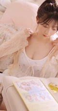小印花肩带裙可爱清新马尾辫少女早纪室内写真图片