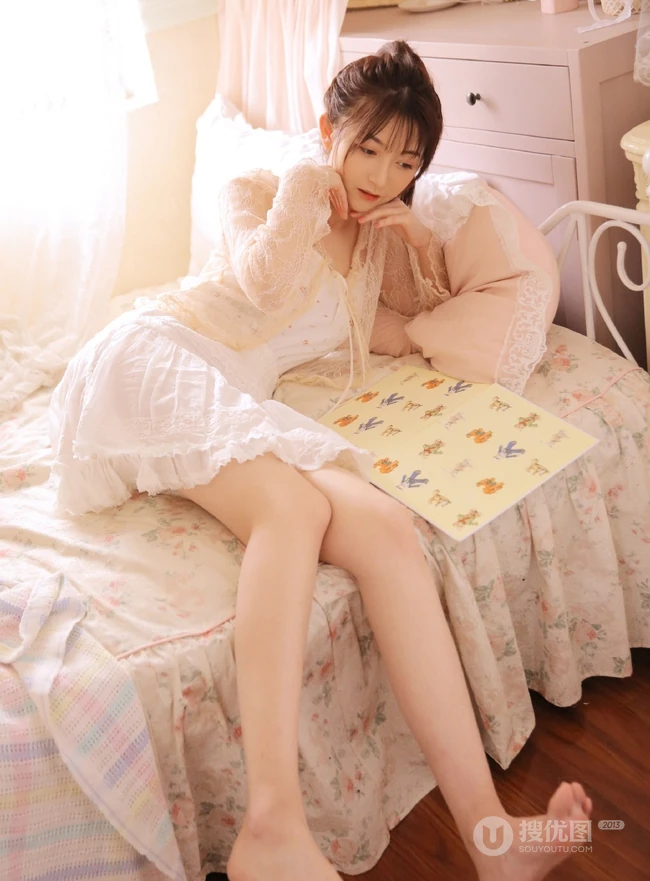 小印花肩带裙可爱清新马尾辫少女早纪室内写真图片
