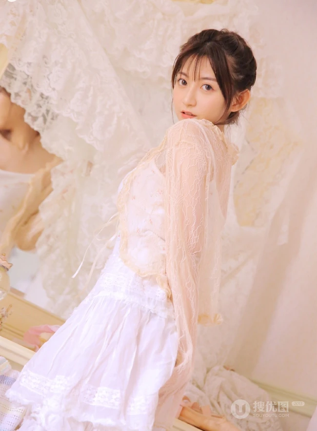 小印花肩带裙可爱清新马尾辫少女早纪室内写真图片