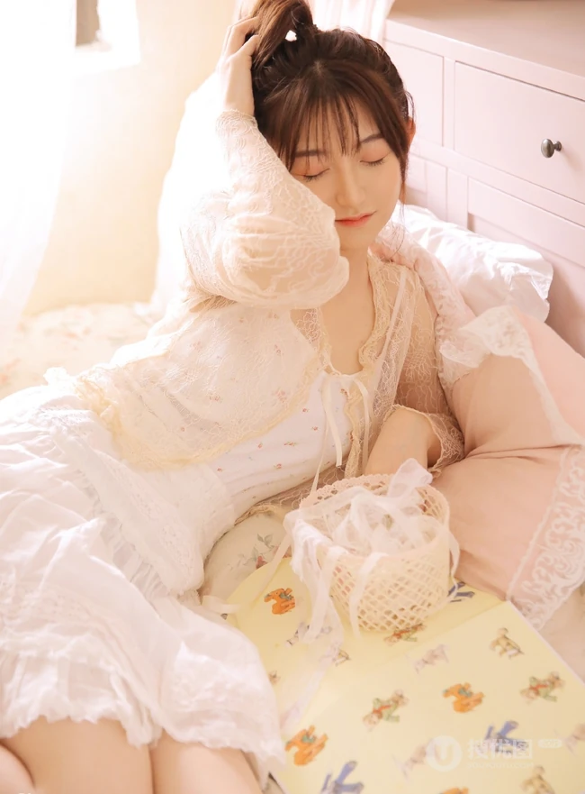 小印花肩带裙可爱清新马尾辫少女早纪室内写真图片