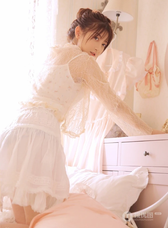 小印花肩带裙可爱清新马尾辫少女早纪室内写真图片