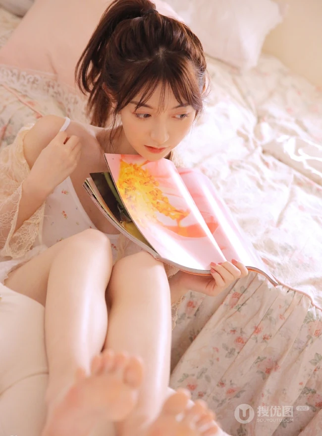 小印花肩带裙可爱清新马尾辫少女早纪室内写真图片