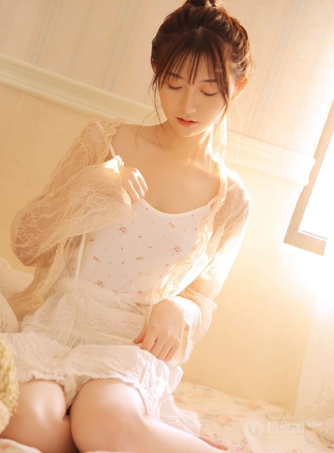 小印花肩带裙可爱清新马尾辫少女早纪室内写真图片