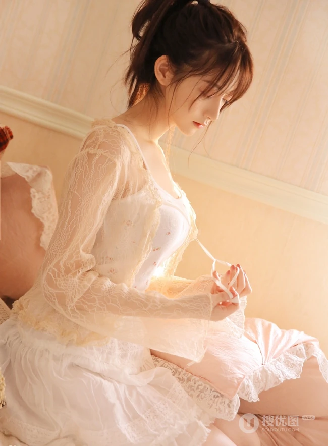 小印花肩带裙可爱清新马尾辫少女早纪室内写真图片