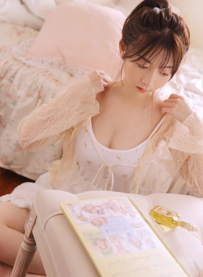 小印花肩带裙可爱清新马尾辫少女早纪室内写真图片