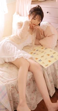 小印花肩带裙可爱清新马尾辫少女早纪室内写真图片