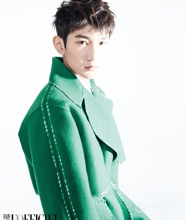王源《时装 LOFFICIEL》封面大片，用简洁画风呈现浪漫复古姿态