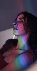 热辣欧美长发美女霓虹灯下性感自拍手机壁纸抖音热门