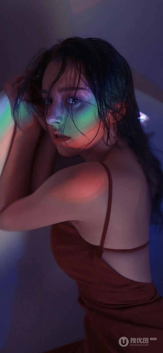 热辣欧美长发美女霓虹灯下性感自拍手机壁纸抖音热门