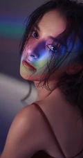 热辣欧美长发美女霓虹灯下性感自拍手机壁纸抖音热门