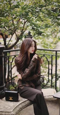 清纯养眼的长发女生侧颜户外写真手机壁纸套图