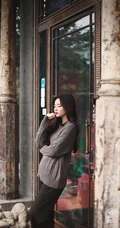 清纯养眼的长发女生侧颜户外写真手机壁纸套图