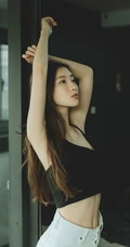 肩膀上有纹身的长发个性美女高清2K手机壁纸下载