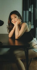 肩膀上有纹身的长发个性美女高清2K手机壁纸下载
