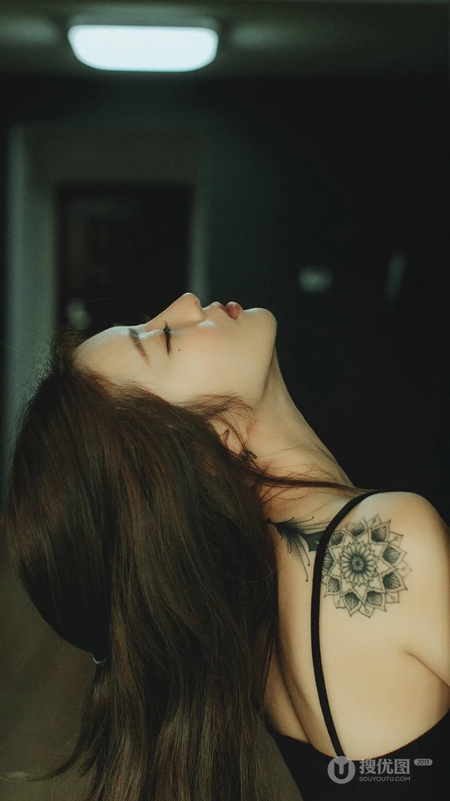 肩膀上有纹身的长发个性美女高清2K手机壁纸下载