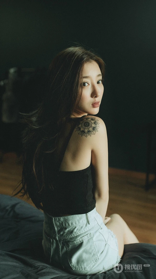 肩膀上有纹身的长发个性美女高清2K手机壁纸下载
