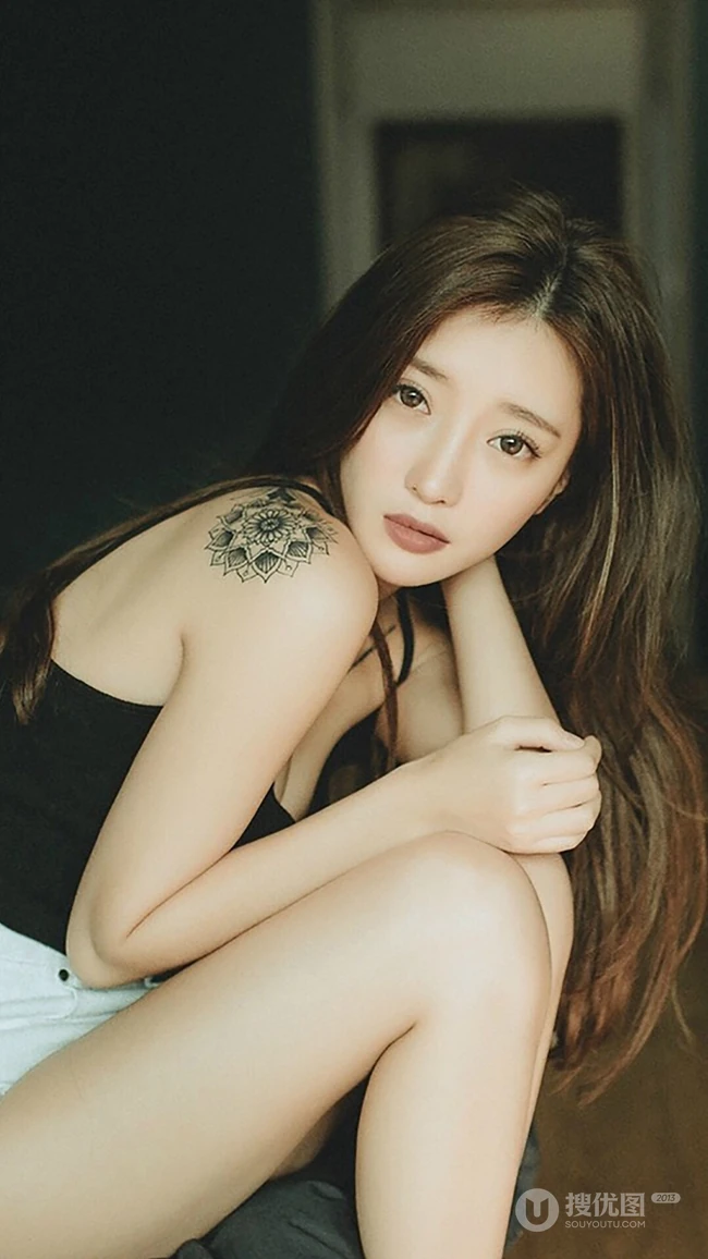 肩膀上有纹身的长发个性美女高清2K手机壁纸下载