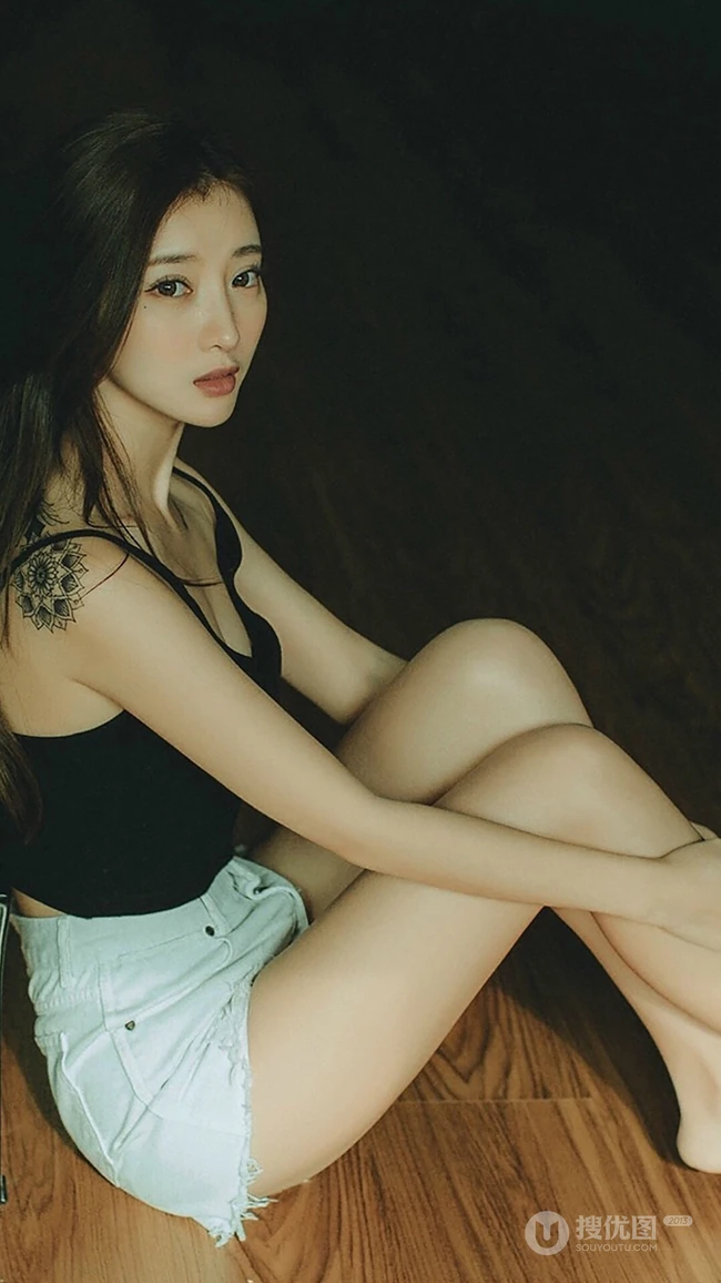 肩膀上有纹身的长发个性美女高清2K手机壁纸下载