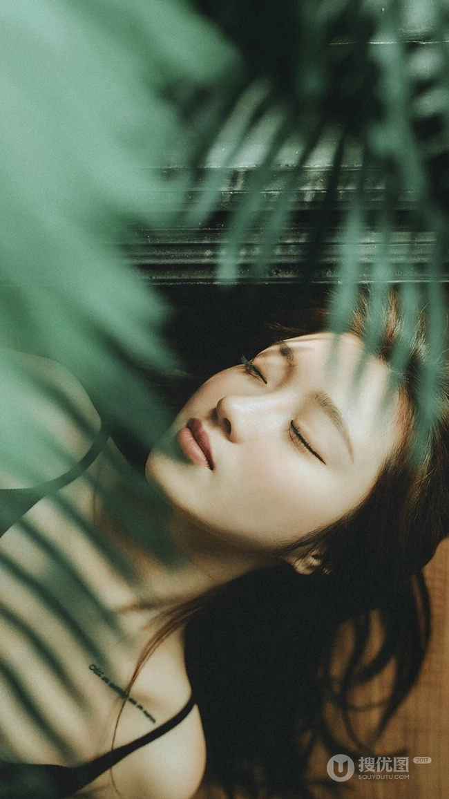 肩膀上有纹身的长发个性美女高清2K手机壁纸下载