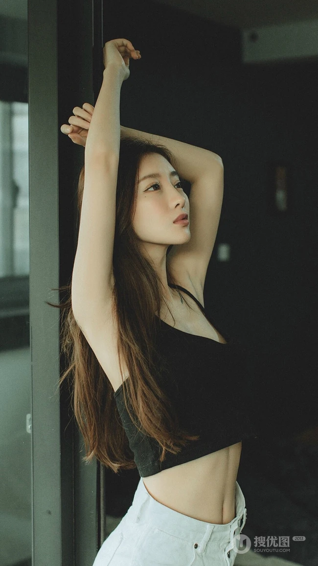 肩膀上有纹身的长发个性美女高清2K手机壁纸下载