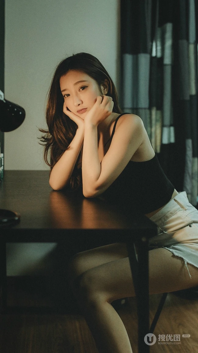 肩膀上有纹身的长发个性美女高清2K手机壁纸下载