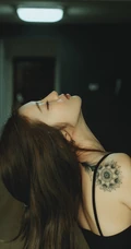 肩膀上有纹身的长发个性美女高清2K手机壁纸下载