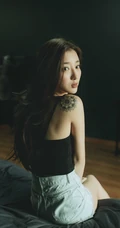 肩膀上有纹身的长发个性美女高清2K手机壁纸下载