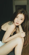 肩膀上有纹身的长发个性美女高清2K手机壁纸下载