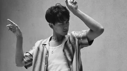 李现壁纸，帅哥明星李现背心搭衬衫黑白写真桌面壁纸图片