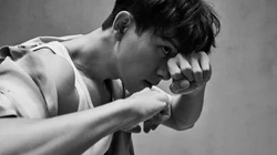 李现壁纸，帅哥明星李现背心搭衬衫黑白写真桌面壁纸图片