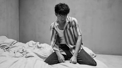 李现壁纸，帅哥明星李现背心搭衬衫黑白写真桌面壁纸图片