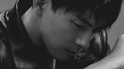 李现壁纸，帅哥明星李现背心搭衬衫黑白写真桌面壁纸图片