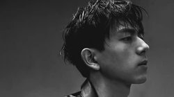 李现壁纸，帅哥明星李现背心搭衬衫黑白写真桌面壁纸图片