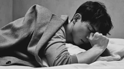 李现壁纸，帅哥明星李现背心搭衬衫黑白写真桌面壁纸图片