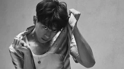 李现壁纸，帅哥明星李现背心搭衬衫黑白写真桌面壁纸图片