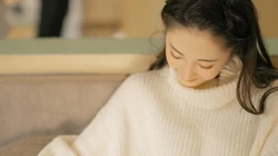 马泽涵壁纸，清甜女星马泽涵高领毛衣牛仔裤居家唯美写真壁纸