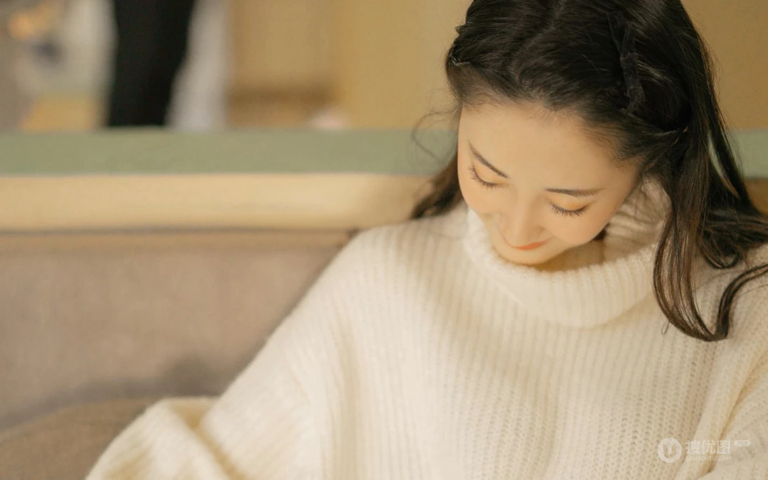 马泽涵壁纸，清甜女星马泽涵高领毛衣牛仔裤居家唯美写真壁纸