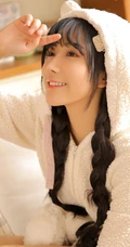 双麻花辫可爱漂亮可爱女生居家写真，面容精致，美眸灵动超动人