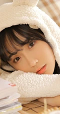 双麻花辫可爱漂亮可爱女生居家写真，面容精致，美眸灵动超动人