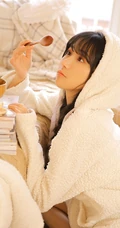 双麻花辫可爱漂亮可爱女生居家写真，面容精致，美眸灵动超动人